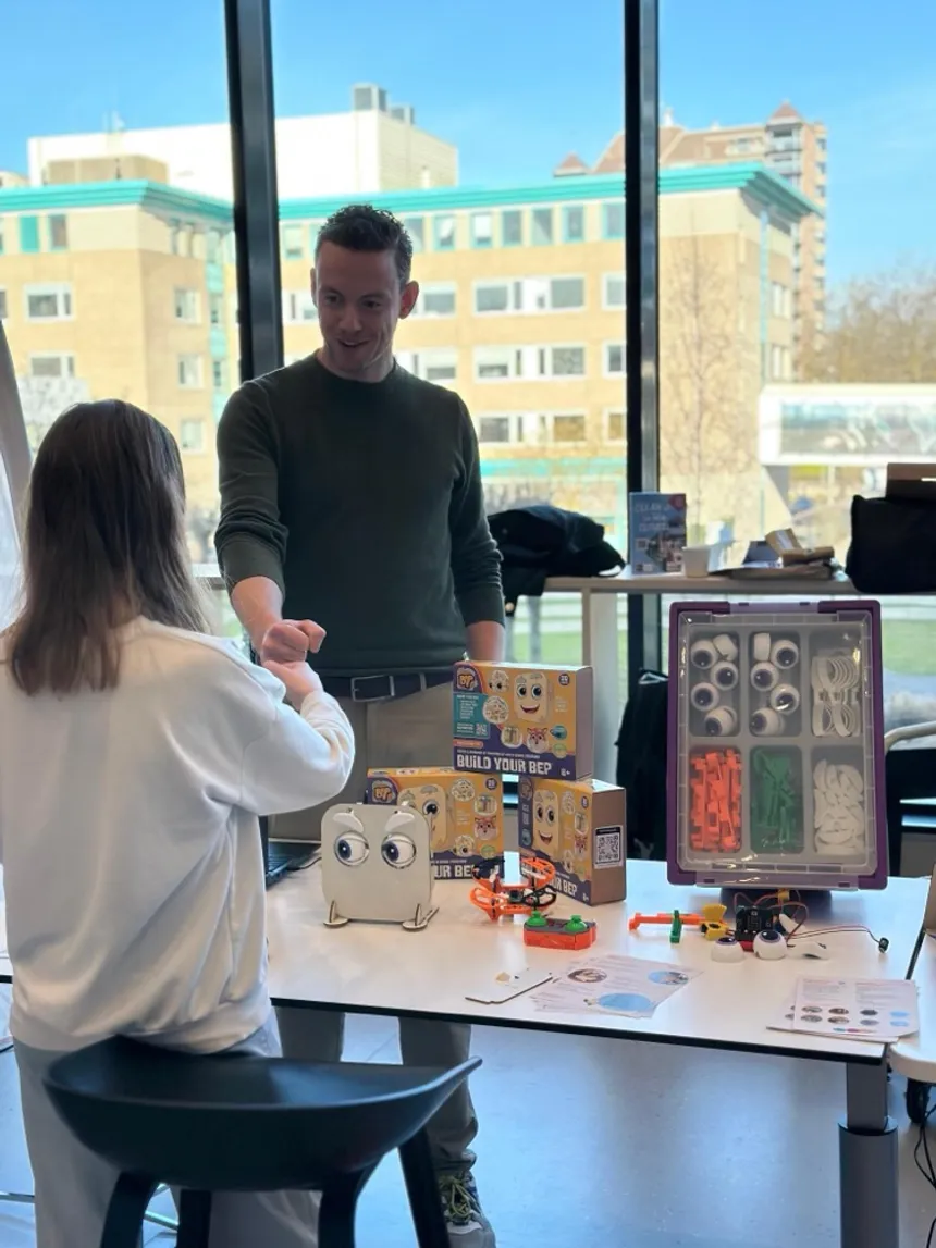 MakerMinds op een onderwijsevent met leskisten