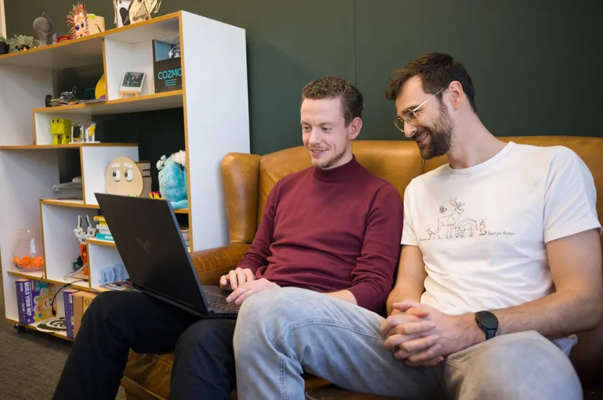 Niels en Joël samen achter een laptop op het MakerMinds-kantoor
